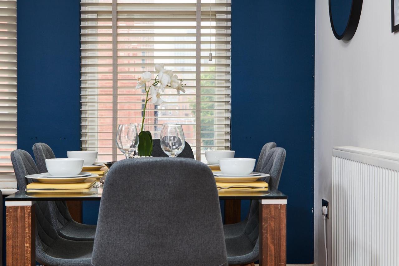 Stunning City Centre 3 Bed, 3 Bath - Sleeps 8! *